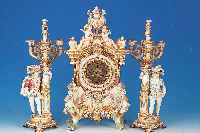 PRUNKPENDULE MIT ZWEI BEISTELLERN, GUSTAV BECKER, UM 1895, REICH VERZIERTES KERAMIK- GEHäUSE, FISCHER & FISCHER MüNCHEN, FüßE IN FORM VON ...