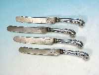 12 Messer, England, um 1900, Klingen bez. J&R Dodge Sheffield, L. 24 cm, Silbergriffe gefüllt, Altersspuren