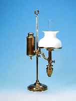 STURZ- BZW. STUDENTENLAMPE, DEUTSCH UM 1900, MESSING, OHNE DOCHT, FUNKTION NICHT GEPRüFT, AUSBRUCH AM MILCHGLASSCHIRM, H. 44 CM