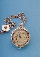 SADA WATCH CO. DAMENANHäNGEUHR, SCHWEIZ/ USA UM 1920, ROSE-G. 585/000-GEH., MEHRFL., LüNETTE SCHMUCKGRAV., BLATT REST., 15 ST. ANKERW., ...