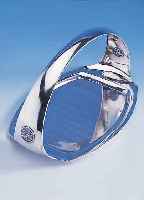 HENKELANBIETSCHALE, ÖSTERREICH UM 1900, 800ER SILBER, JUGENDSTIL, REINE TREIBARBEIT, HENKEL MIT EINGEARBEITETEN MEDAILLONS MIT ...