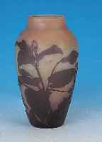 Vase, Gallé, um 1920, farbloses Schichtglas,partiell opak-rosafarbener Innenüberfang, lilafarben überfangen, wohl Fuchsiendekor, H. 15,5 cm