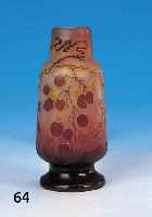 KLEINE VASE, GALLé, VOR 1905 FARBLOSES SCHICHTGLAS, PARTIELL ROSAFARBEN EINGEPUDERT, GRüN UND BRAUN üBERFANGEN, WEINLAUB ...