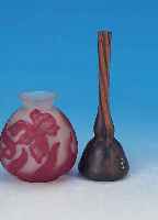 KLEINE STANGENVASE, DAUM, 30ER JAHRE FARBLOSES SCHICHTGLAS, BLAU UND ORANGEFARBEN EINGEPUDERT IM ZWISCHENGLAS,SIGNIERT, H.14CM