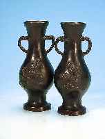 Paar Doppelhenkelvasen, Japan, um 1900, Bronze, mit Vogeldekor, Altersschäden, H. 12.5 cm