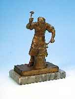 BRONZESKULPTUR, UM 1900, SCHMIED MIT AMBOSS, FASSUNG BERIEBEN, AUF GRAUEM MARMORSOCKEL, H. 16 CM