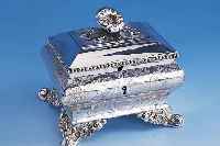 Zuckerdose, deutsch wohl Hamburg Altona um 1835/40, Silber geprüft, 2. Barock, ge- baucht/geschweift, rundum ziseliert, Perllei- ...