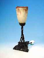 TISCHLAMPE, FRANKREICH, UM 1900-10, SCHIRM PATE-DE-VERRE MIT GELBEN, GRüNEN UND VIOLETTEN EINPUDERUNGEN, FUß EISENGUß MIT ...