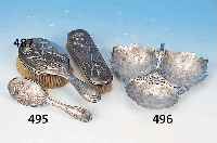 BüRSTENSET, FRANKREICH, UM 1900, 950ER SILBER, NELKENDEKOR, Z.T. VERBEULT, DREITEILIG, L. 18.5 - 24 CM