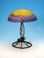 TISCHLAMPE, FRANKREICH, UM 1900-10, FUß GUßEISEN, SCHIRM PATE-DE-VERRE MIT GELBEN,ROSA UND VIOLETTEN EINPUDERUNGEN, ELEKTR. ERNEUERT, ...