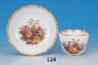 Mokkatasse mit Untertasse, Meissen, um 1890, Porzellan, Ober- und Untertasse mit Schäfer- szenen bemalt, feine Bemalung, Goldstaffage, H. 4.5 cm