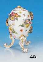 DECKELGEFäß, MEISSEN, UM 1860-80, 1. WAHL, PORZELLAN, AUF DREI BEINEN STEHEND, APPLI- ZIERTER BLUMENDEKOR, INSEKTENBEMALUNG, GOLD- STAFFAGE, ...
