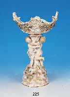 TAFELAUFSATZ, MEISSEN, UM 1860, 1. WAHL, PORZELLAN, ZWEI SICH UMARMENDE PUTTI, DOPPELHENKELSCHALE MIT DURCHBRUCHARBEIT UND APPLIZIERTEN ...