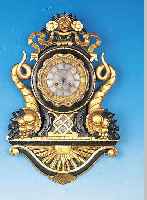 Kartelluhr, neuzeitlich, mit altem Uhrwerk, Holz geschnitzt farblich gefaßt, Glasdeckel Messingußlünette, Zifferblatt versilbert ...