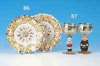 ZWEI ZIERTELLER, MEISSEN, UM 1850, PORZELLAN, REICH RELIEFIERT UND TEILVERGOLDET,BERIEBEN, D. JE CA. 17.5 CM, STANDRINGE LEICHTBESTOßEN