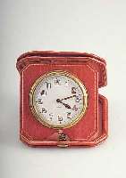 OCTAVA WATCH CO. ETUIREISEUHR MIT 8-TAGEWERK, LEDERBEZ., EMAILBL., WERK VERS., STREIFEN- SCHLIFF, GEFERT. NACH US-PATENT NR. 816321, 15 ST., ...
