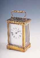 Reiseuhr, Frankreich um 1920, für den brit. Markt, 5-seitige Vergl. facett./l. besch., Messing verg., Emailbl. m. Verkäufersign., ...