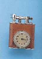 ELBA BENZINFEUERZEUG MIT EINGEBAUTER UHR, MESSING VERCHR., MITTELTEIL LEDERBEZ., SCHWEIZUM 1935, ZYLINDERRUNDWERK, GEHFäHIG/INTAKT, MAßE CA. ...