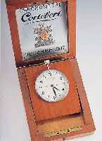 CORTEBERT Schaufensteruhr in Chronometerquali-tät, 2-teiliger Holzkasten in Pultform, in- nen m. entspr. Symbolik u. Grav., Taschuhr- werk, ...