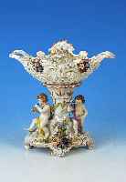 AUFSATZSCHALE, MEISSEN, UM 1890, 1. WAHL, PORZELLAN, ZWEI VOLLPLASTISCHE FIGUREN, APPLI-ZIERTE BLüTEN, GOLDSTAFFAGE, H. CA. 28 CM