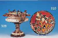 GROßE HENKELSCHALE, WOHL SAARGEMüND, UM 1900-05, STEINGUT, REICH SKULPTIERT, HENKEL IN FORM VON MASKERONEN, BUNT BEMALT, H.CA. 37 CM