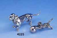 KONVOLUT 2 SKULPTUREN, SILBER, 1 X DACKEL, 1 X KATZE MIT BALL, NATURALI- STISCHE DARSTELLUNG, L. CA. 10 BZW. 7 CM