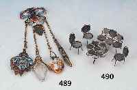 ANSTECKNADEL MIT ANHäNGERN, BöHMEN, UM 1870/ 75, EMAILLIERT, SPIEGELANHäNGER, GLAS- UND PORZELLAN UND BLEISTIFT, H. CA. 17 CM