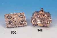 ZUCKERDOSE, ROKOKOSTIL, UM 1910, SILBER, REICH VERZIERT, NACHGESTOCHEN, 8 X 10 X 10 CM