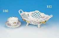 TASSE MIT UNTERTASSE, MEISSEN, UM 1880/90, 1. WAHL, PORZELLAN, KLEINE BLUMENGEBINDE, GOLDSTAFFAGE, UNTERTASSE MIT REST. CHIP., H. 6 CM