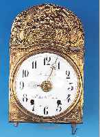Comtoise, Frankreich, um 1870, geprägte Messingumrandung (ursprünglich nicht zur Uhr gehörend), Emailzifferblatt (haarris- sig und ...
