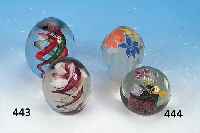 KONVOLUT AUS ZWEI PAPERWEIGHTS, BöHMEN, 30ER J., FARBLOSES GLAS, 1 X FACETTIERT MIT DREI EINGESCHLMOLZENEN BLüTEN, H. CA. 10 CM; 1 X ...