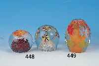 PAPERWEIGHT, BöHMEN, 30ER J., FARBLOSES GLAS, FACETTIERT, EINGESCHMOLZENE BUNTE BLU- MEN, H. CA. 11,5 CM