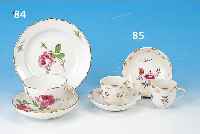 ZWEI MOKKATASSEN MIT UNTERTASSEN, KPM, 1880, PORZELLAN, BUNTE HAUSMALEREI, BUNTE BLUMEN-BOUQUETS U. STREUBLüMCHEN, GOLDSTAFFAGE, DIESEL. BER., ...