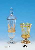 DECKELPOKAL, BöHMEN, UM 1880, FARBLOSES GLAS, PARTIELL FACETTIERT, ANTIKISIERENDE DARSTELLUNG, GOLDSTAFFAGE, H. CA 26 CM