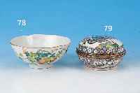 DECKELDOSE, CHINA, UM 1860, PORZELLAN, REICHBUNT BEMALT MIT HöFISCHER SZENE, PERSONEN UND ORNAMENTEN, METALLMONTUR, H. CA. 6 CM, D. CA. 11 CM