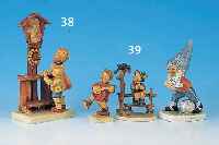 DREI HUMMELFIGUREN, GOEBEL, 2. HäLFTE 20. JH., STEINGUT, BEMALT, JUNGE AUF ZAUN SITZEND, MIT RABE, NR. 1960, UND MUSIZIERENDES MäDCHEN NR. 86, L. ...