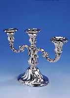 3-ARMIGER LEUCHTER, DEUTSCH UM 1935, 800ER SILBER, BAROCKSTIL, FUß GEFüLLT, H CA. 19 CM, GEBR.SPUREN, MIT INSCHRIFT: GEWIDMET V. ...