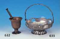 MöRSER UND PISTILL, 18. JH., BRONZE, AM STANDFUß L. BESCH., H. CA. 14 CM, PISTILL SPäTER