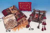 KONVOLUT AUS ZWEI STOFFTASCHEN U. EINEM KELIM, 1 X DEUTSCH, GOLDENE STICKEREI AUF WEIßEM GRUND, 26 X 19 CM; 1 X UNGARISCH, BUNTE STIK- KEREI AUF ...