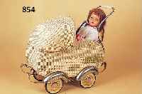 Puppenwagen mit Puppe, deutsch, 40er Jahre, Kunststoffgeflecht mit vernickelten Metall- monturen, Celluloidpuppe, beide Teile mit Alters- und ...