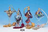 SAMMLUNG AUS 13 PARFUMFLAKONS, 20. JH., FARBLOSES GLAS MIT BUNTEN EINSCHMELZUNGEN, TEILS LüSTRIERT, GOLDFARBENE METALLMONTUREN, H. CA. ...