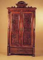 Schrank, Gründerzeit, um 1890, Nußbaumfurnier, z.T. Wurzelnuß, Kleiderhaken, Sockelschublade, Leisten z.T. beschädigt, leichte ...