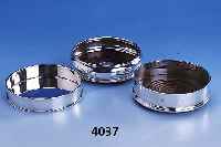 KONVOLUT 3 FLASCHENUNTERSETZER, 800ER BZW. 925ER SILBER, ITALIEN UND LONDON, 2 X MIT HOLZEINLAGE, VERSCH. DESIGNS, H 2 BZW.4 CM, D 12.5 ...