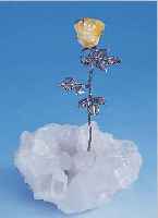 Objekt: Rose aus Bernstein, vollplastisch mit Silberstengel und -Blättern, Sockel aus Bergkristall-Spitzen, H ca. 19 cm