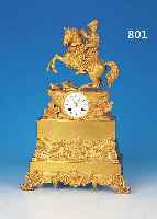 Pendule, Frankreich, um 1820/30, reich verziertes und vergoldetes Bronzegußge- häuse, im Sockel mit Veluten, Rocaillen und ...
