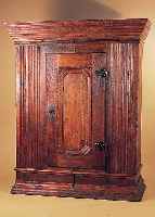 Eintüriger Spaltschrank, Hessen, um 1760, Eiche massiv, seitliches Wellenprofil, reich getreppter Aufsatz, orig. Schloß, Schlüssel und ...