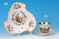 ZIERSCHALE, DRESDEN, UM 1910, PORZELLAN, FEINE BUNTE BEMALUNG, IN KARTUSCHE SCHäFERSZENE, FLORAL UMRAHMT, DREI BLUMEN- BOUQUETS U. ...