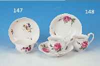 TASSE MIT UNTERTASSE, MEISSEN, UM 1760, PORZELLAN, BUNTE BLUMENMALEREI, BOUQUETS U. STREUBLüMCHEN, TASSENH. 5 CM, D. 8 CM, L. AL- TERSSP.