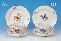 GEDECK, MEISSEN, 2. H. 20 JH., 2 . WAHL, PORZELLAN, BUNTE BLUMENMALEREI, BOUQUETS U. STREUBLüMCHEN, TASSENH. 6,5 CM, D. CA. 9 CM