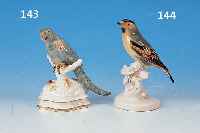 PORZELLANFIGUR, NYMPHENBURG, UM 1870/80, PAPAGEI, BUNTE BEMALUNG, H. CA. 13 CM, GOLD- RäNDER